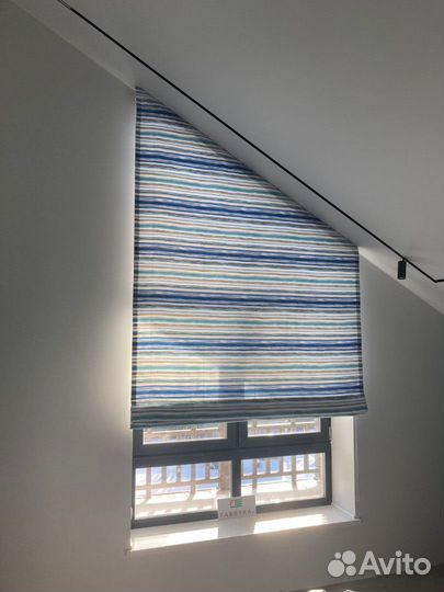 Темные шторы на косые окна