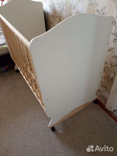 Детская кроватка-качалка на колёсиках