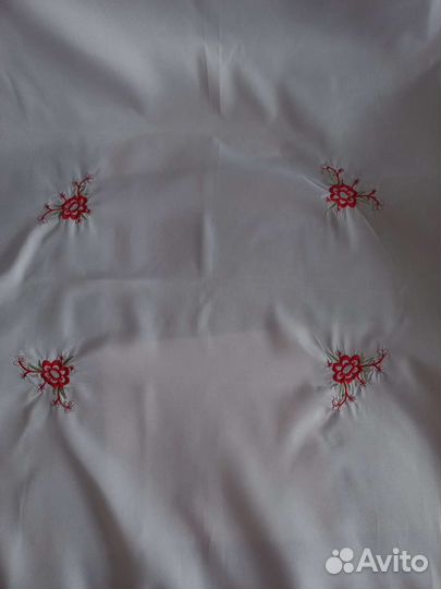 Скатерть белая с вышивкой + салфетки