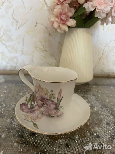 Бокал с блюдцем