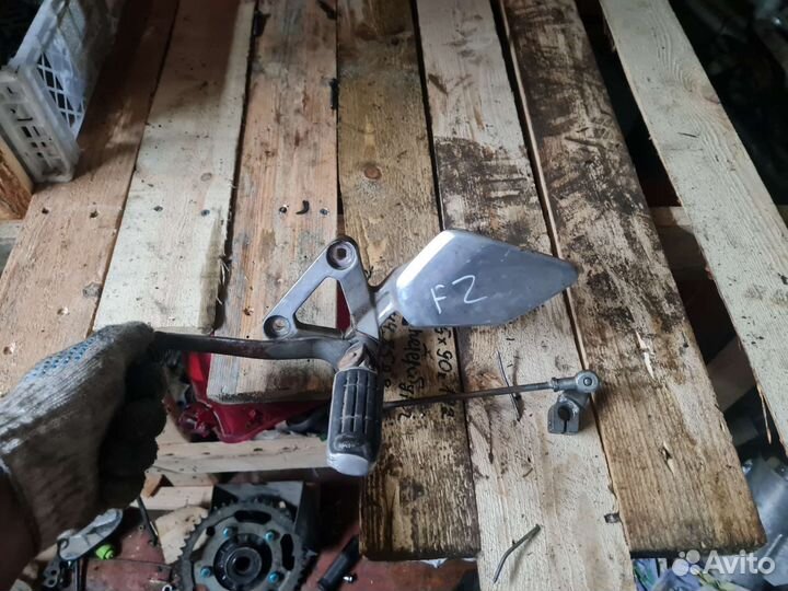 Yamaha fz кронштейн подножки левый