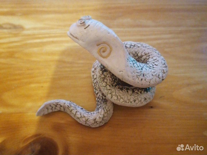 Фигурка змеи