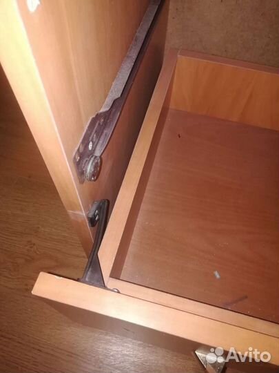 Блокировка ящиков письменного стола от детей