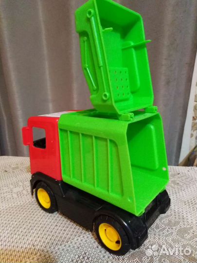 Грузовик мусоровоз