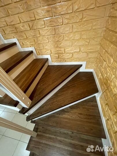 Облицовка бетонного каркаса лестницы деревом