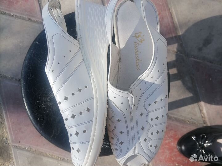 Туфли женские чёрные 36р,белые 39