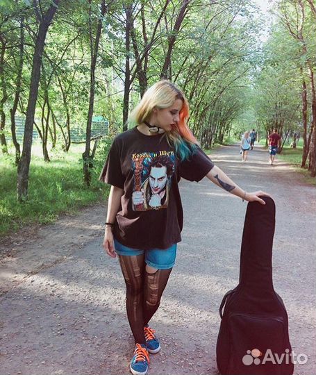 Учитель игры на гитаре и укулеле