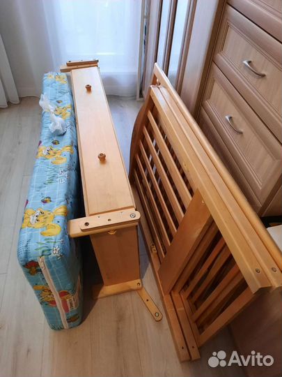 Детская кроватка с маятником и матрасом