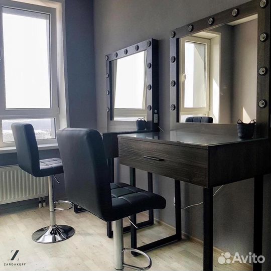 Гримерный столик визажиста с гримерным зеркалом