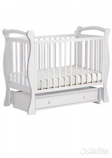 Детская кроватка с маятником и ящиком