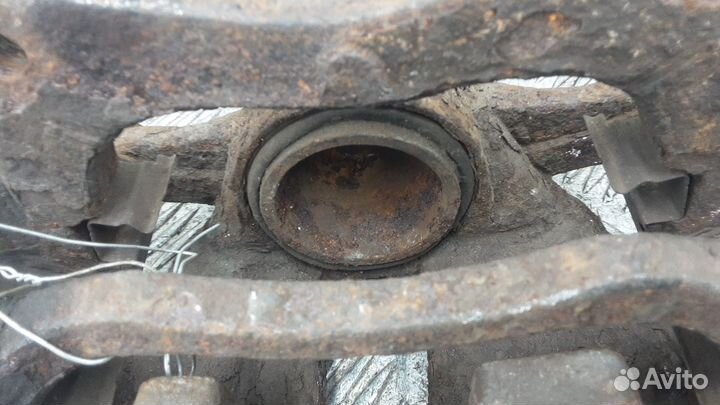 Суппорт передний правый Toyota Corolla Verso рест