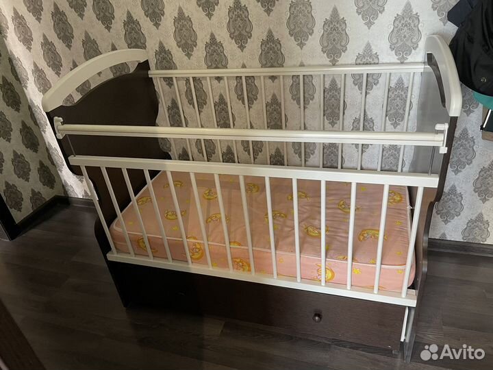 Детская кровать с маятником и ящиком