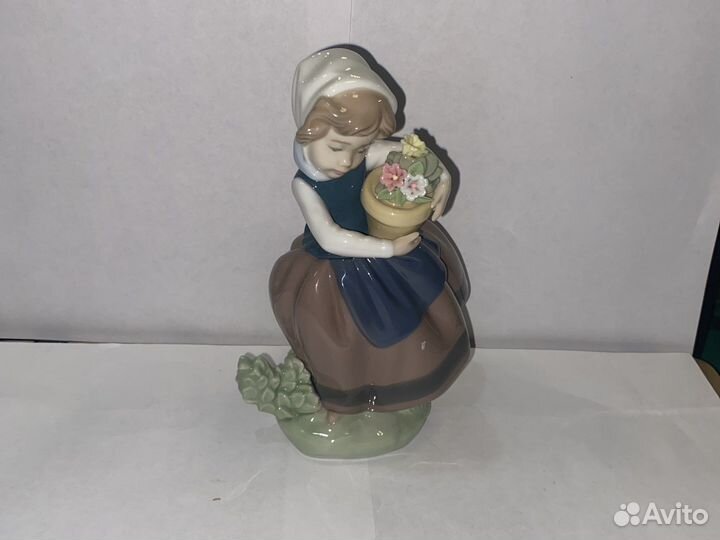 Статуэтка lladro девочка с цветами