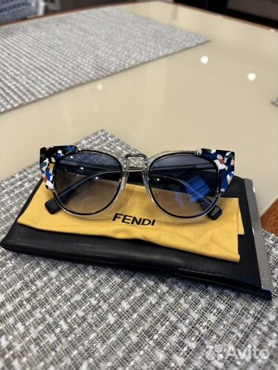 Солнечные очки fendi