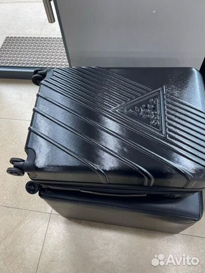 Чемодан Guess новый