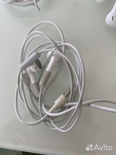 Наушники Apple iPhone, зарядный блок Apple Airpods