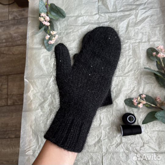 Черные варежки с микропайетками