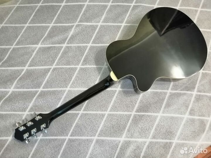 Акустическая гитара