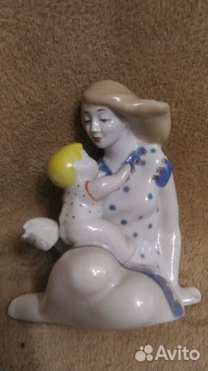 Фарфоровая статуэтка 