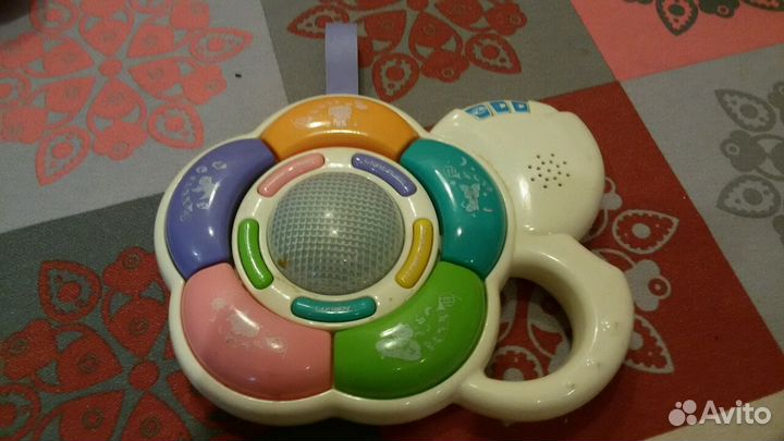 Пианино и детский мобиль