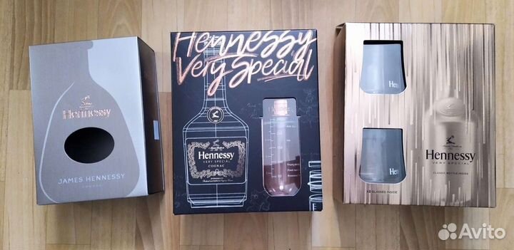 Пустые коробки из-под Hennessy