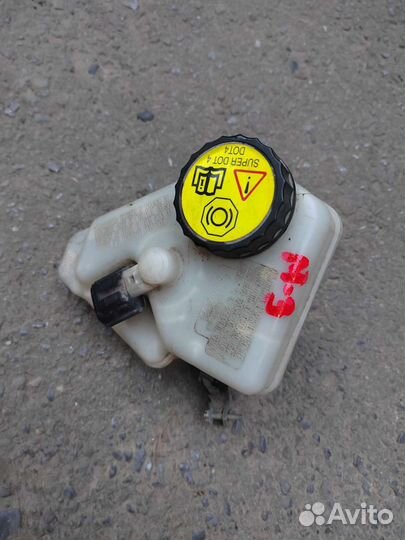 Форд Мондео 3. Бачок тормозной жидкости