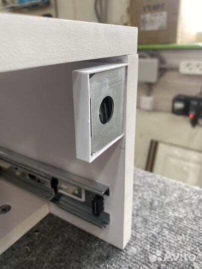 Подвесная тумбочка прикроватная белая