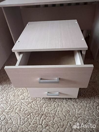 Компьютерный стол с тумбой