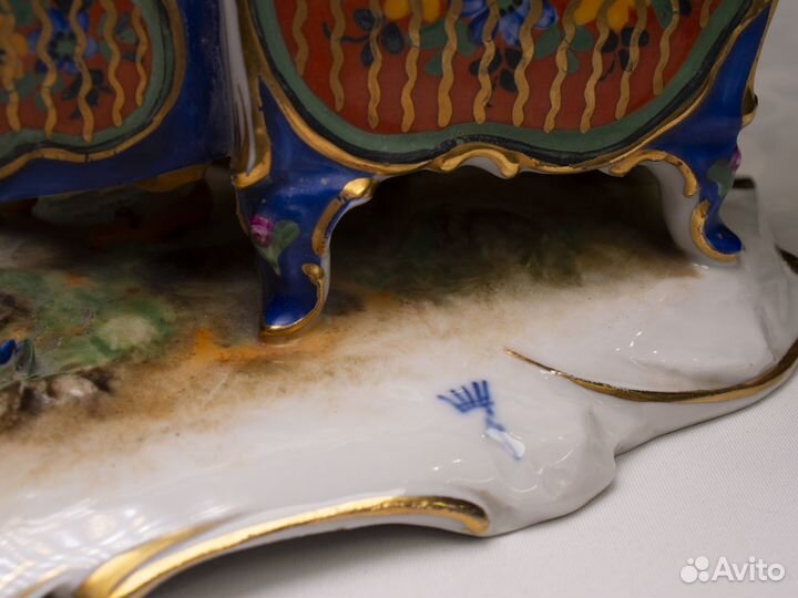 Фарфоровая статуэтка 