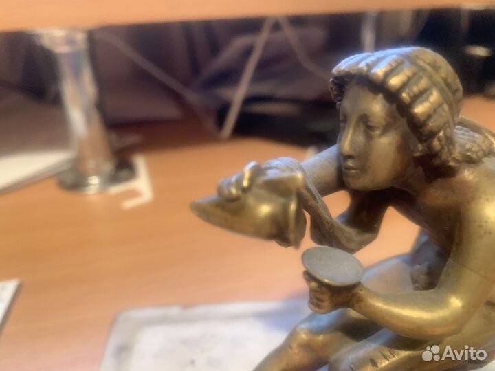 Бронза мальчик на мраморе