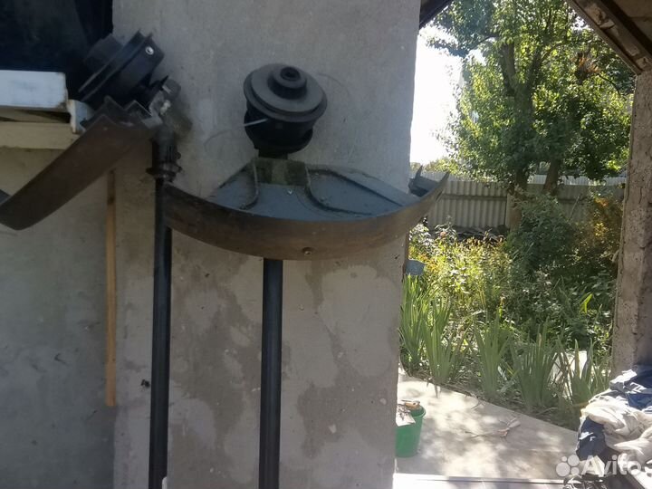 Две электрокосы, тримеры. Для скашивания травы