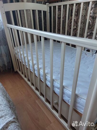 Детская кроватка с продольным маятником