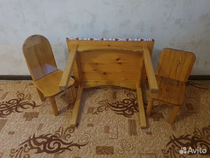 Детский стол и два стульчика