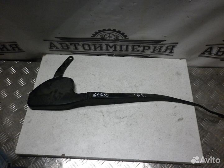 Поводок стеклоочистителя правый Toyota Prius V /40