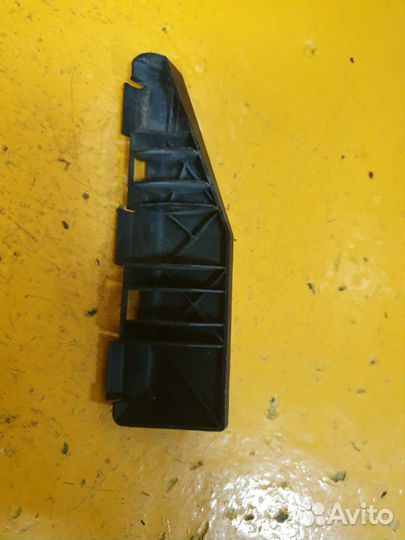 Кронштейн крепления заднего бампера правый NZE121