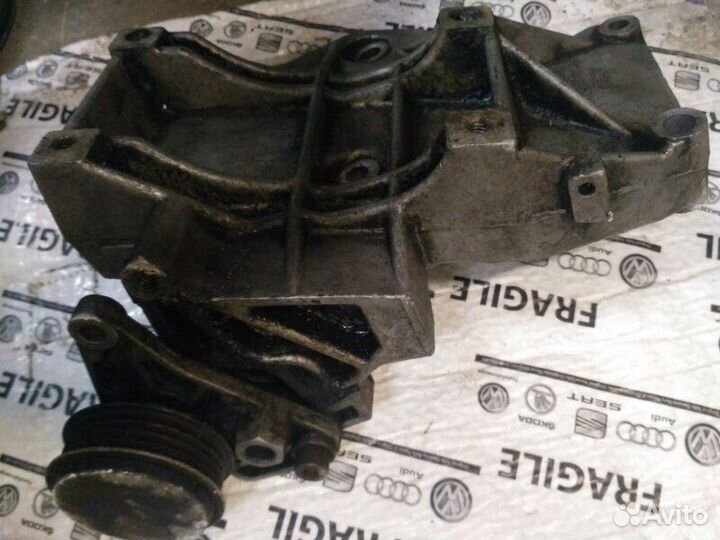 Кронштейн компрессора кондиционера Volkswagen