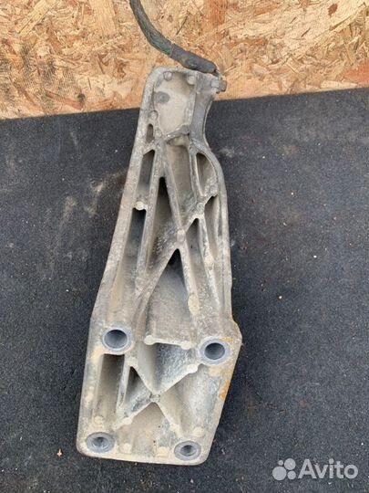 Кронштейн двигателя правый Land Rover Range Rover