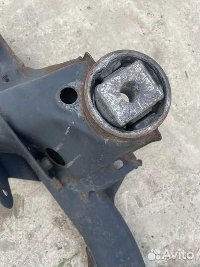 Подрамник передний 7L0499030T