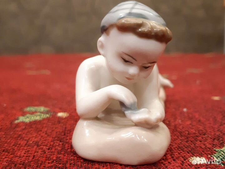 Фарфоровая статуэтка лфз мальчик с камешком