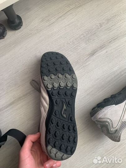 Футбольные кроссовки