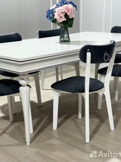 Стол и стулья
