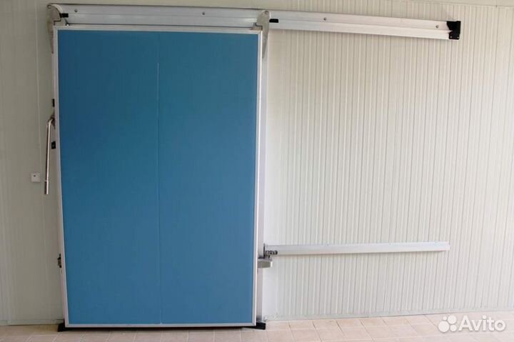 Откатные и распашные холодильные двери от завода