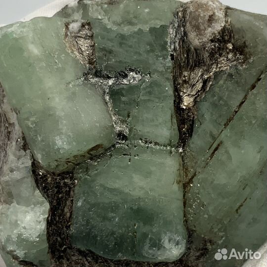 Зелёный берилл в слюдите