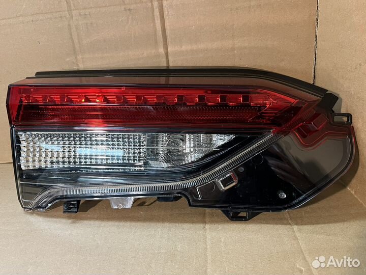 Задний левый фонарь в крышку Toyota RAV4 xa 50