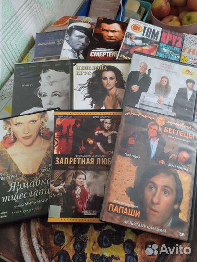 Диски с фильмами и муниципальные альбомы