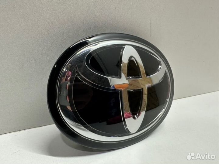 Эмблема передняя Toyota Camry V75 2018-2022