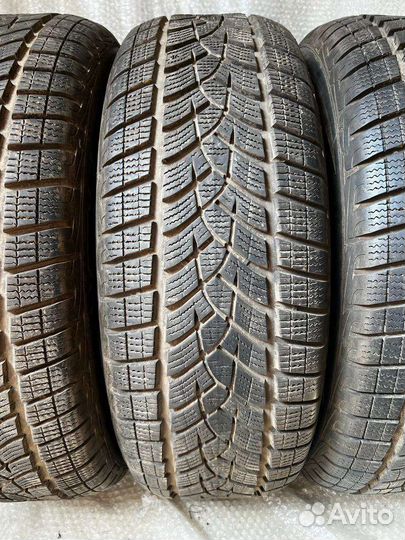 Goodyear UltraGrip Ice 215/60 R17 96T