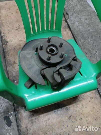 Передние ступицы в сборе тормозными супортами