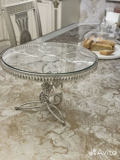 Тортница на ножке