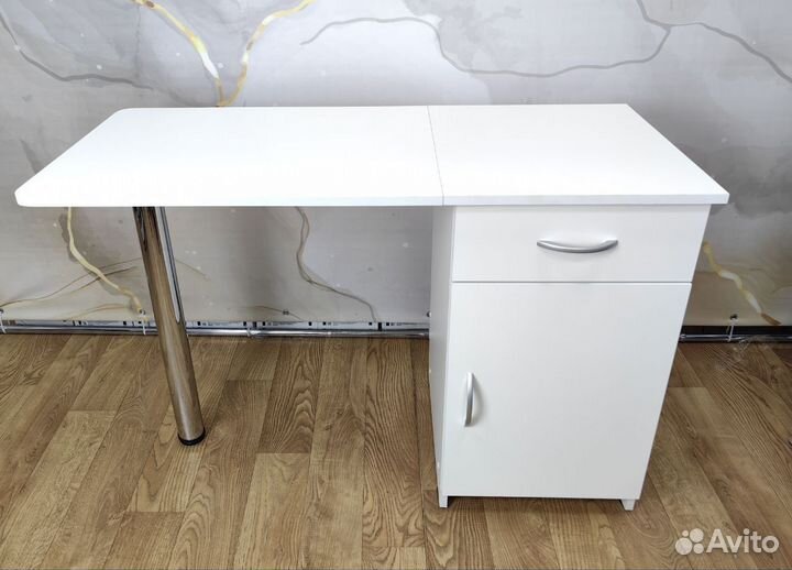 Маникюрный стол